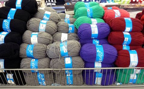 Chez zeeman, nous avons une multitude de types de fils différents, tous utilisables aussi bien pour le crochet ou le tricot. zeeman laine a tricoter