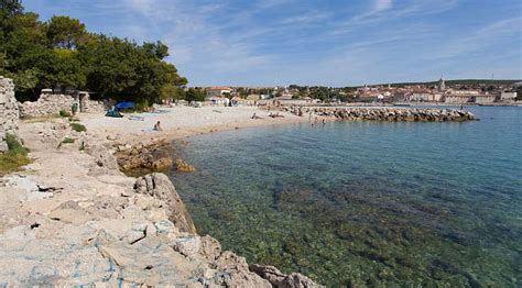 Der strand verfügt über ein restaurant, duschen Insel Krk Strände - Landkarte, Bilder und Info - AUREA