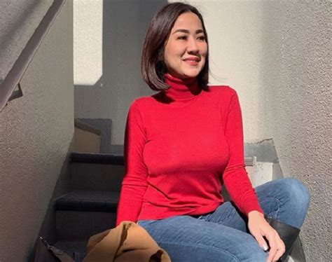 Makin Menantang Ini Pose Tante Ernie Di Instagram Dengan Baju Merah