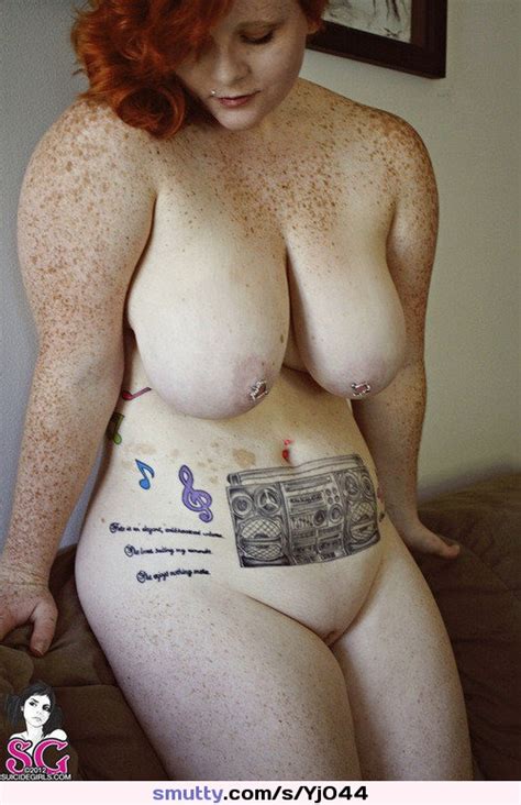Pelirroja gordita desnuda Fotos eróticas y porno