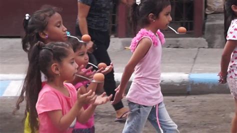 Los juegos populares y tradicionales se caracterizan por su valor cultural y educativo. Juegos tradicionales de Guayaquil - YouTube