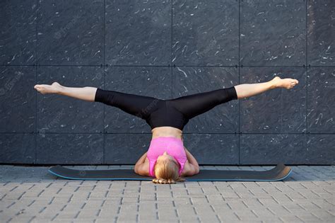 Stretching Woman Fitness Oder Turnerin Oder Tänzerin Die übungen Auf Grauem Wand Uban
