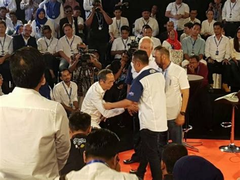 Saya juga tidak kesal dengan tindakan ini kerana sikap david tidak menghormati perdana menteri dan rosyam selaku moderator. Isu Mat Over Tampar David Teo Depan PM Najib, Polis Buat ...