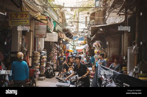 Crowd In The Market Hi Res Stock Photography And Images Alamy