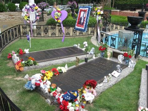 10 Famous Graves From Around The World Columbia Gardens Memorials