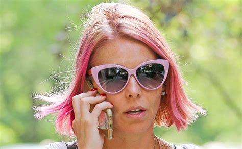 Is Kelly Ripa Pink Hair Real Or Does She Wear A Wig