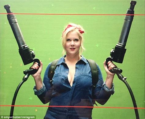 Amy Schumer Chooses Boobs Over Biceps As She Pays Tribute To Rosie The Riveter Daily Mail Online