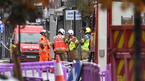 In london ist es beim bahnhof elephant and castle zu einer heftigen explosion gekommen. 2 killed in suspected gas explosion in London's Punjabi ...