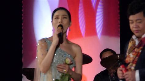 Vũ lệ quyên (sinh ngày 2 tháng 4 năm 1981) là nữ ca sĩ người việt nam.sinh ra tại thủ đô hà nội trong một gia đình giàu truyền thống nghệ thuật, cha là văn công và mẹ là nghệ sĩ hát chèo, lệ quyên sớm bộc lộ năng khiếu bẩm sinh về âm nhạc ngay từ khi còn ở độ tuổi nhi đồng. Nhớ Người Yêu-Lệ Quyên & Quang Lê - YouTube