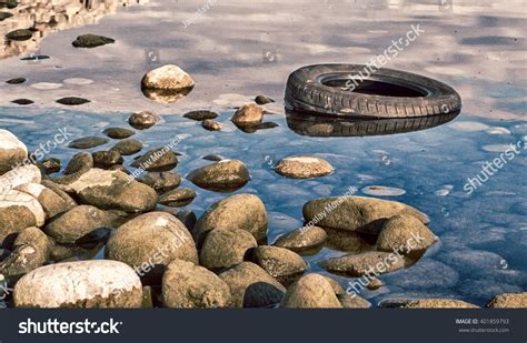 Tire In Lake Environmntal Protection Water Pollution Foto Stock