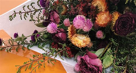 It's because flower binders in europe are manufactured differently compared to the us and aren't strong enough to keep the flowers upright. Hold Bunch Flowers Upside Down / Flowers Hanging Upside Down High Resolution Stock Photography ...