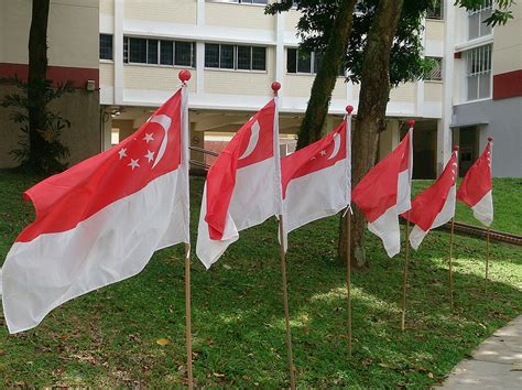 Bendera baru ini menggantikan bendera kolonial british. Mengenal Arti dan Sejarah Dibalik Bendera Singapura