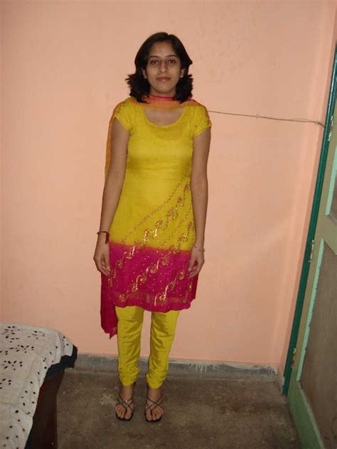 Hot Indian Aunties Pics Desi Indian Girl In Yellow Chudi