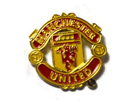 Manchester United Crest Pin Badge Uk Sports And Outdoors