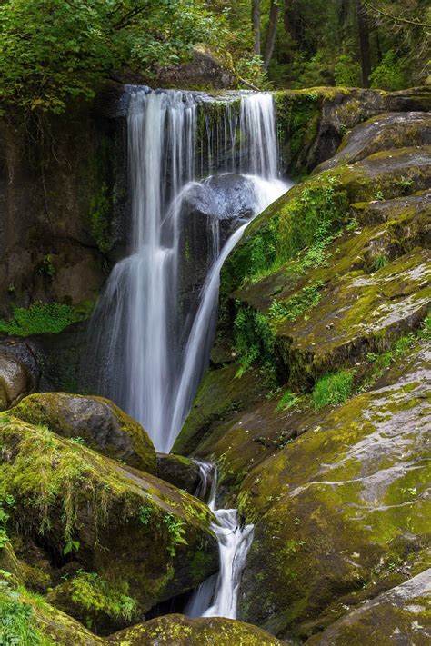 Tapi tentu saja, melihat aslinya lebih menentramkan sekaligus bikin seger pikiran ya. Gambar Pemandangan Air Terjun Yang Indah