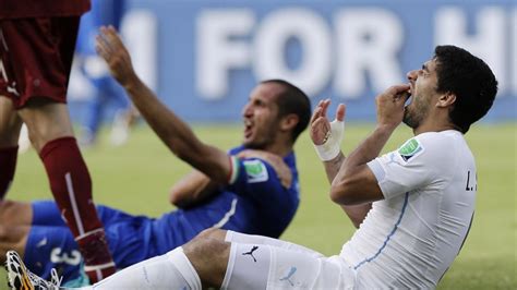 Luis suarez appears to bite giorgio chiellini during the 2014 world cup on june 24, 2014 in brazil. Luis Suarez bites Giorgio Chiellini at World Cup | Fox Sports