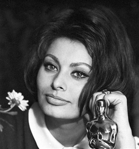 Sophia Loren With Her Oscar 1961 Sofia Loren Actrices Fotos De Sofía