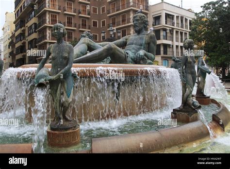 La Fuente Del Tur A Water Fountain And Statues Commemoration Of Turia