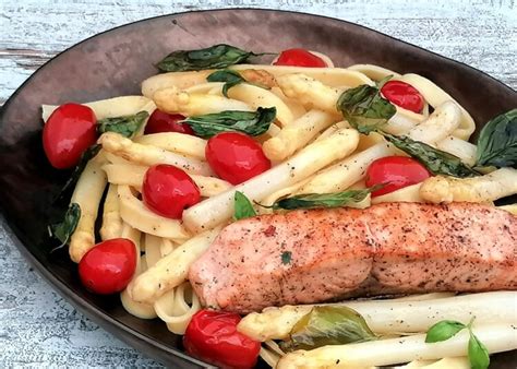 Pasta met asperges en zalm