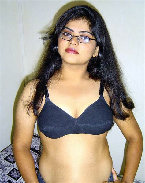 Hot Sexy Indian Desi Mallu Aunty Kambi Kadakal In Bra Spicy Photos
