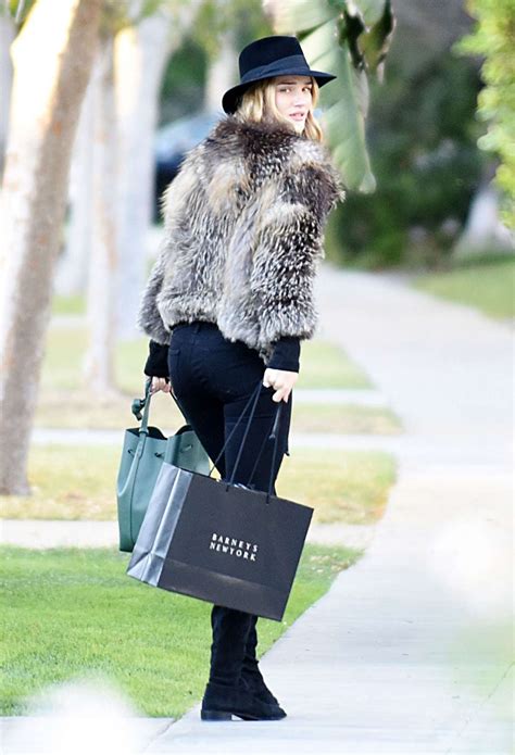 Rosie Huntington Whiteley Shopping In Beverly Hills 03 GotCeleb