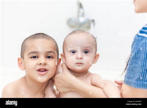 Dos Hermanos Tener Diversión En El Agua En El Baño Chiquillos De Tomar
