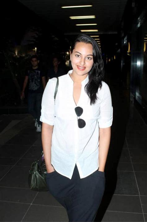 Sonakshi Sinha Snapped At Airport Sonakshi Sinha Without Makeup Celebsphotos