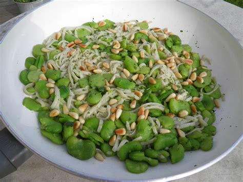 Plat complet Fèves fraîches pâtes et pignons en poêlée
