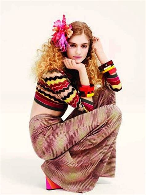 Hairstyles for 70 year old woman with curly hair, when it comes to hairstyles in the '0s, we think of straight hair in the style of hippies fastened with feathers, straps and ribbons. 70s fashion hairstyles, Year 70's Fashion Collection ...