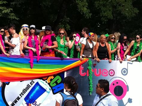 orgullo gay madrid 2011 la cabalgata pasa el mocho