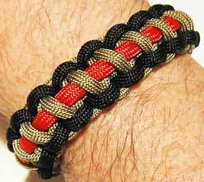 My tutorial explaining how to make a two colors cobra weave bracelet with plastic buckle. Tri color cobra | Paracord bracelet instructions, Paracord ...