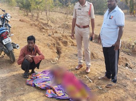 Odisha Man Walked Kilometres Carrying Wifes Body On Shoulder Police Come To Rescue Odisha Man