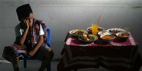Meninggalkan segala hal yang membatalkan puasa dari terbit fajar hingga terbenam matahari. Rukun Puasa, Pengertian, dan Hal yang Membatalkan Puasa