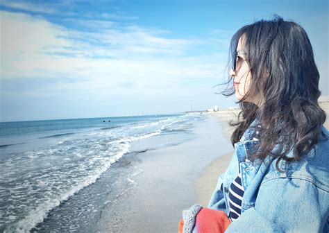 Безплатна снимка плаж море крайбрежие пясък океан момиче слънчева светлина вълна