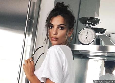 Emily Ratajkowski Shows Off Peachy Bum In Tiny Crop Top And Black T