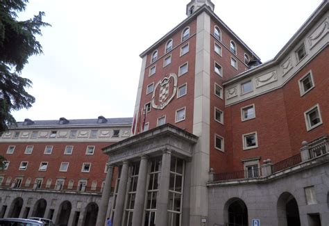 27 28 el 2 de octubre de 1848, vicente de la fuente (último rector del colegio de málaga) fue comisionado para trasladar la biblioteca de la universidad complutense a la central de madrid; La Complutense sanciona a un profesor por acoso sexual a ...