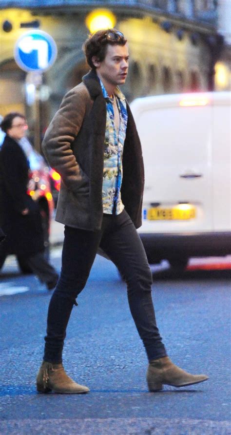 pin by becky spalding on harry styles one direction harry styles style chelsea boots outfit