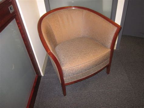 A traditional club frame gives support for your arms and back. Barrel Back Club Chairs | R6102C - Conklin Office Furniture