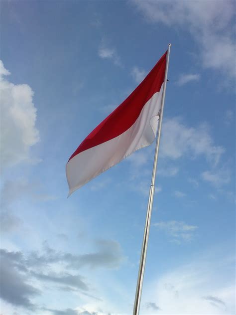Kemeriahan takbir keliling dikampung halaman | berkibar bendera besar indonesia dan palestina juga bendera remaja masjid. dek cydneey: Bendera Merah Putih itu Berkibar Juga di ...