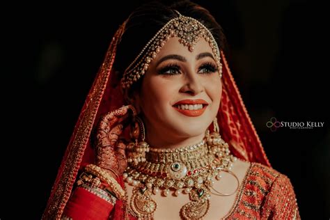 Photoshoot Indian Wedding Couple Poses