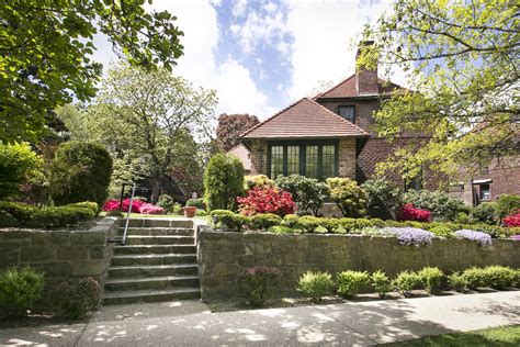 New Exclusive Listing 11 Markwood Road Forest Hills