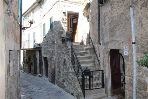 Il territorio intorno alla regione toscana favorisce questi tipi di contratti, sia nella vendita, sia negli affitti. Vendesi appartamento a Piancastagnaio in Toscana Rif. PA352