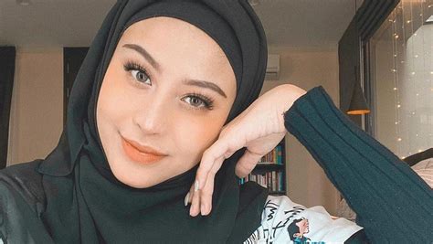 Di hari bahagia selebgram sarah gibson, penampilan stunning awkarin turut mencuri perhatian. Usai Semprot Gritte & Indira Kalistha, Awkarin Kena Sindir ...