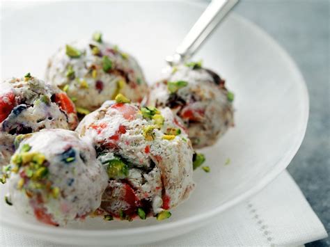 Vanilleeis mit kandierten Früchten Rezept