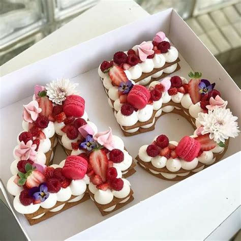 Cake with flowers and macarons. Pretty birthday cakes with fresh fruit macarons and ...