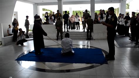 Mesum Perempuan Pelanggar Syariat Islam Di Aceh Dihukum Cambuk
