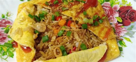 Nasi goreng pattaya, or simply nasi pattaya, is a southeast asian fried rice dish made by covering or wrapping chicken fried rice, in thin fried egg or omelette. Cara membuat Nasi Goreng Pataya dengan senang | My Resepi