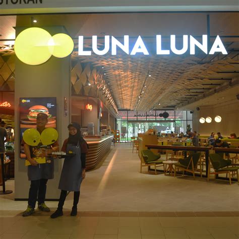 Arguably the nation's longest night market, it consists of 3 parallel rows of stalls stretching over a kilometer long in setia alam residential estate in shah alam. Luna Luna - Setia City Mall