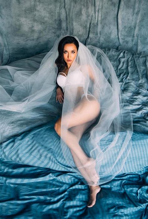 30 Sexy Wedding Boudoir Bride Shoots For Groom Hmp
