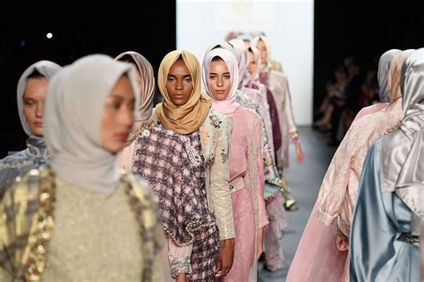 anniesa hasibuan desainer hijab indonesia pencuri perhatian di gelaran new york fashion week